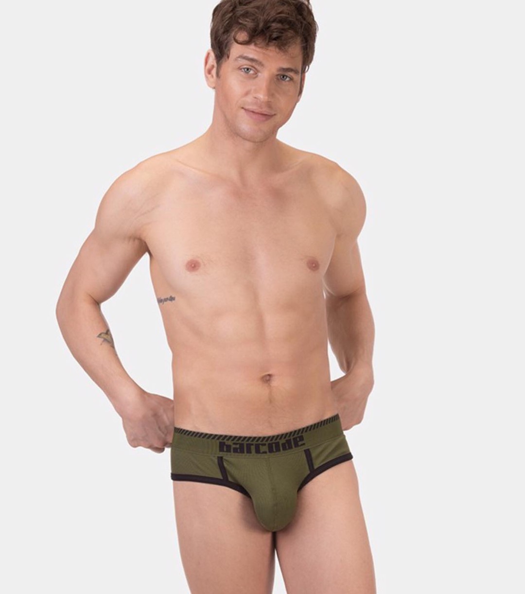 Back in stock, the spacious, retro styled briefs Solger in khaki with black details by Barcode. Make it yours:
https://menandunderwear.com/shop/underwear/barcode-berlin-solger-briefs-green-black