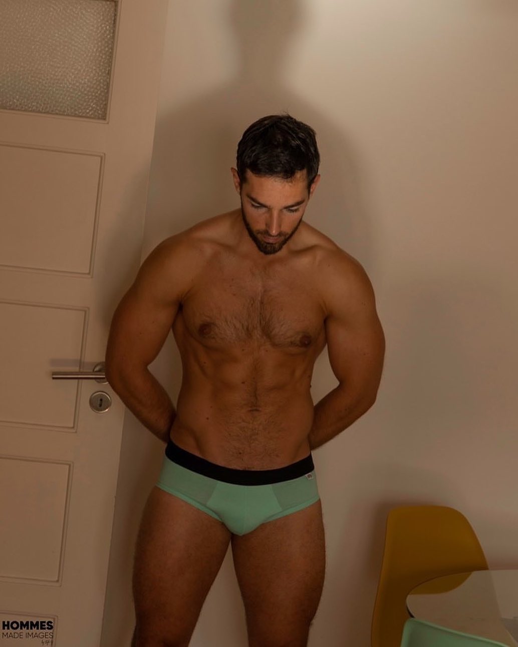 Model Jeremy gets photographed by Hommes Made Images in the Greendr Briefs of LeBeauTom. Check out the third part of the launch campaign of the French brand:
____
https://www.menandunderwear.com/2022/09/model-jeremy-by-hommes-made-images-lebeautom-briefs-part-three.html